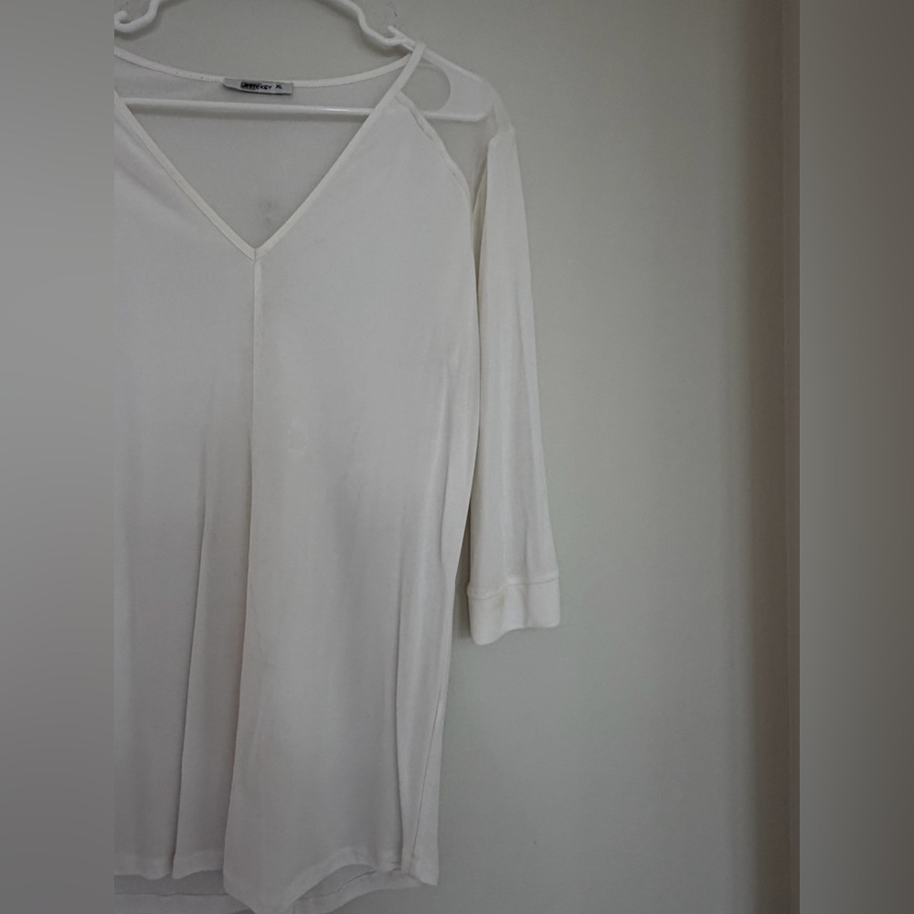 Elegant White V-Neck Women's Top - Picture 5 of 7